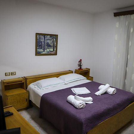 Lola'S Apartament Apartment Берат Екстериор снимка